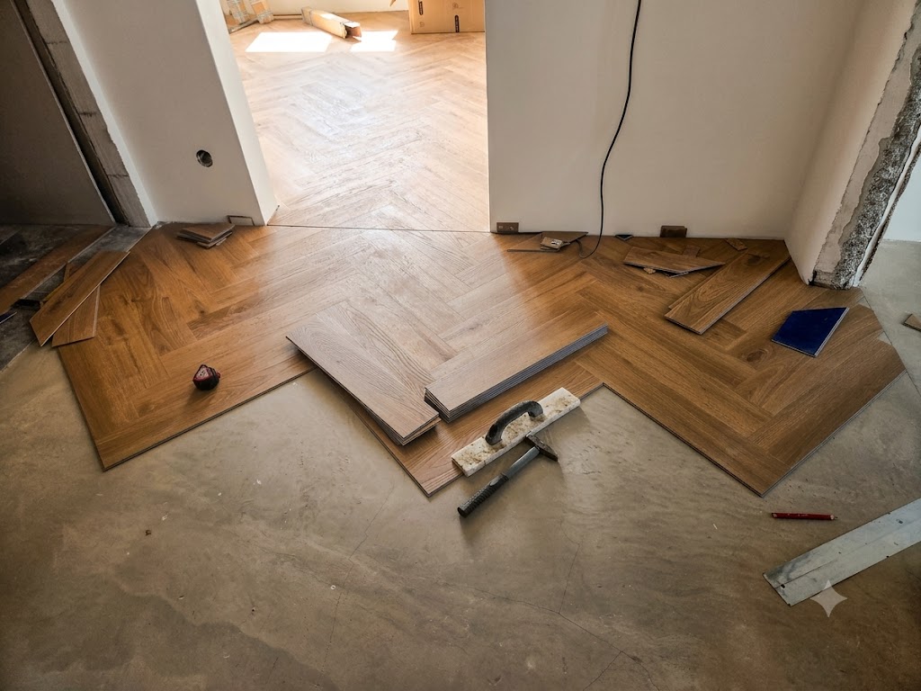 Pokládka vinylovej podlahy vo vzore rybia kosť
